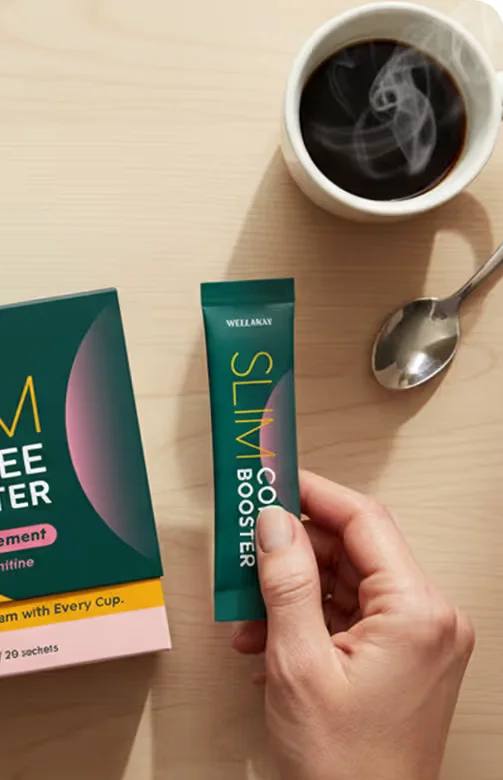 Slim Coffee Booster-stick ved siden av en kopp nytraktet kaffe