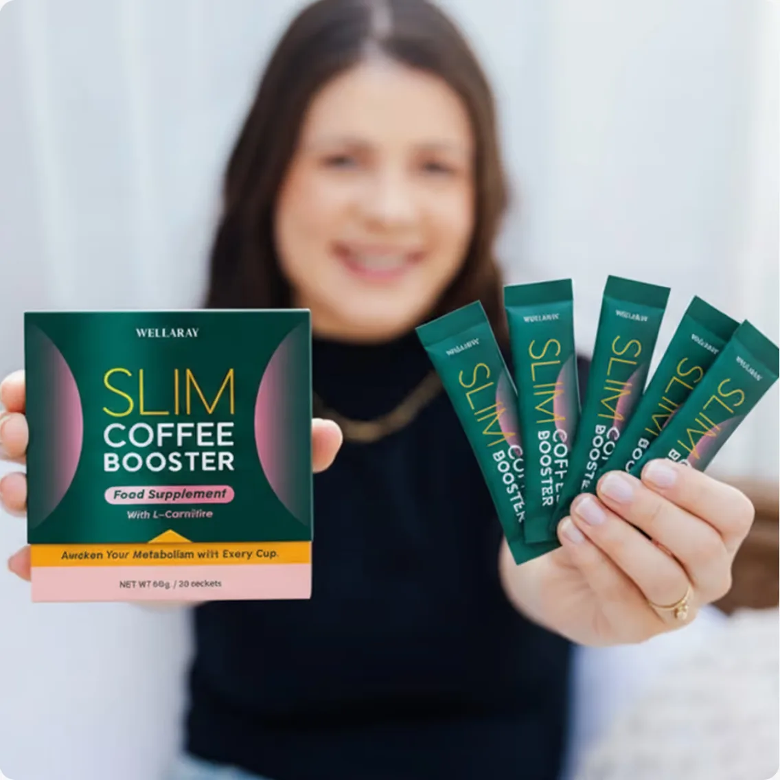 Kvinne holder Slim Coffee Booster-esken og fem porsjonssticks mot kameraet